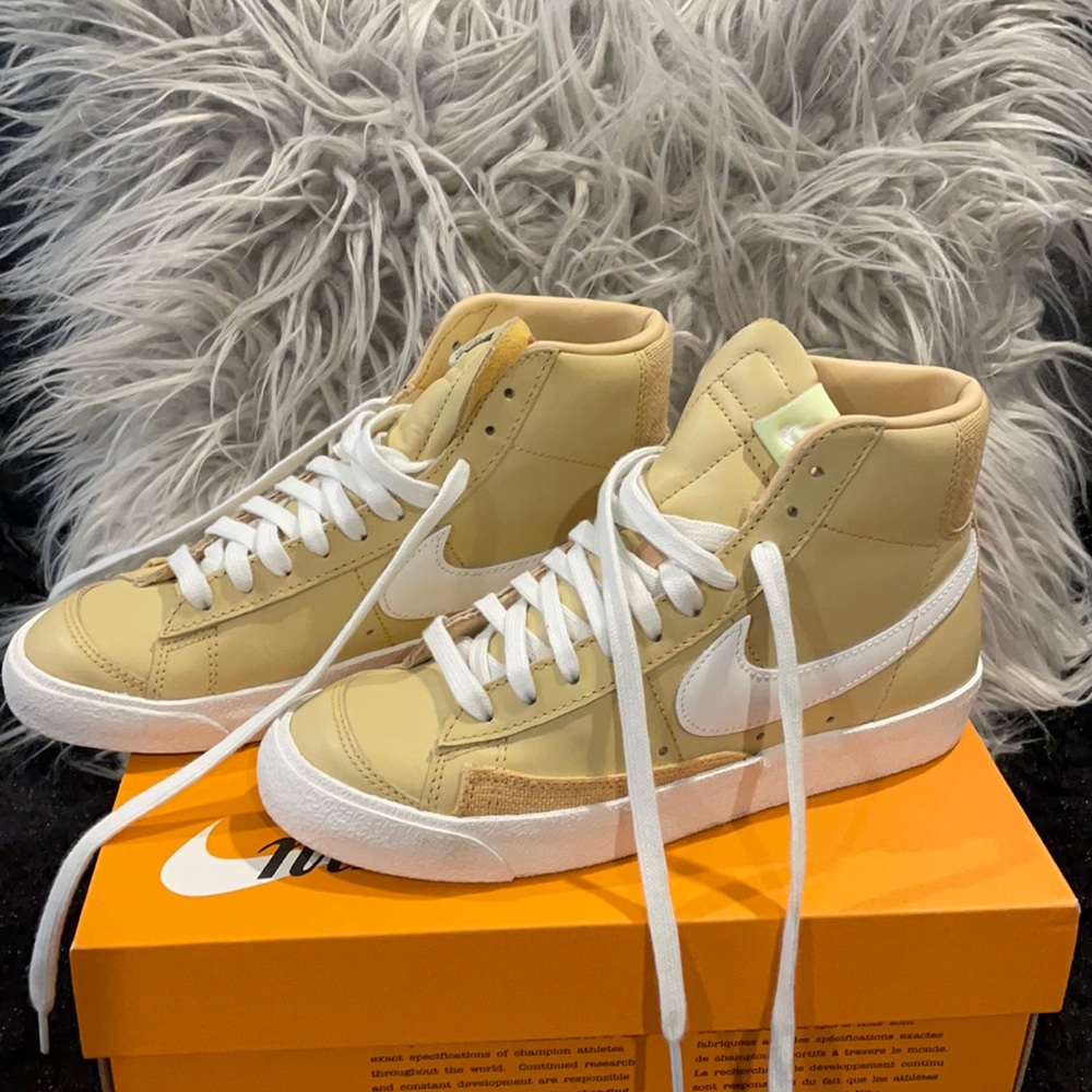 Women’s Blazer Mid ‘77